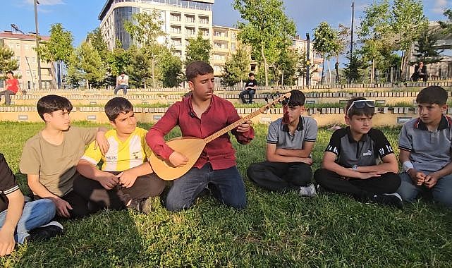 Müziği seçti, Yaşıtlarına yol gösterdi