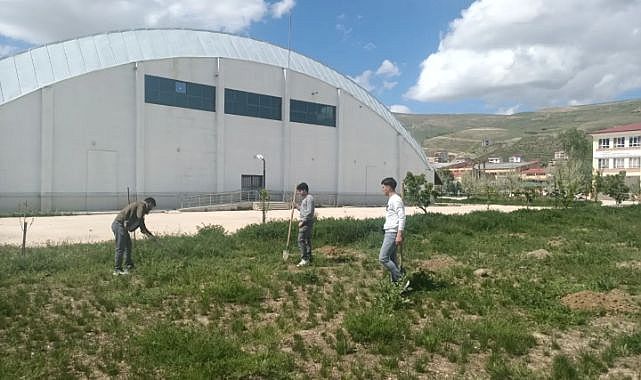 Öğrenciler doğa için sahaya indi