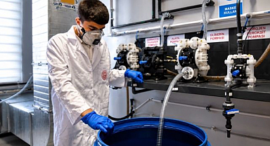 Öğrenciler laboratuvarda hem öğreniyor hem üretiyor