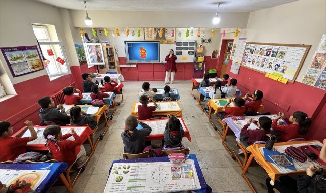 Öğrencileriyle her yıl yeni bir dil öğreniyor