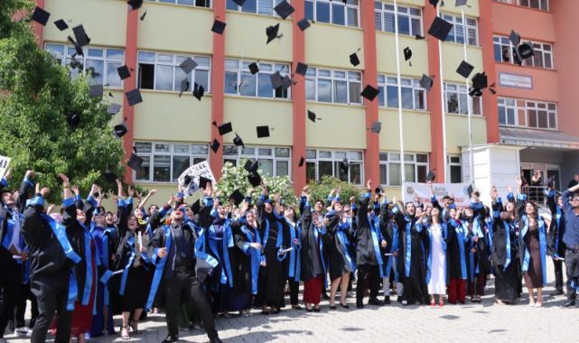 Oltu'da üniversitelilerin mezuniyet coşkusu