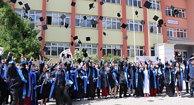Oltu’da üniversitelilerin mezuniyet coşkusu