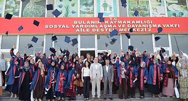 Önce okuma yazmayı öğrendiler! Sonra cübbe giyip mezun oldular