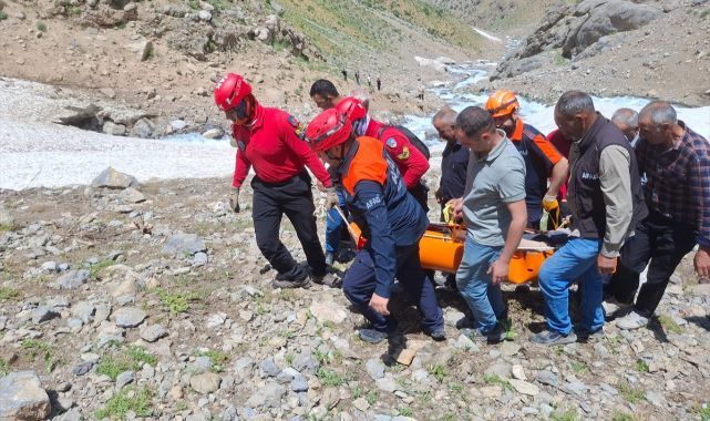 Ot toplamak isterken kayalıklardan düştü!