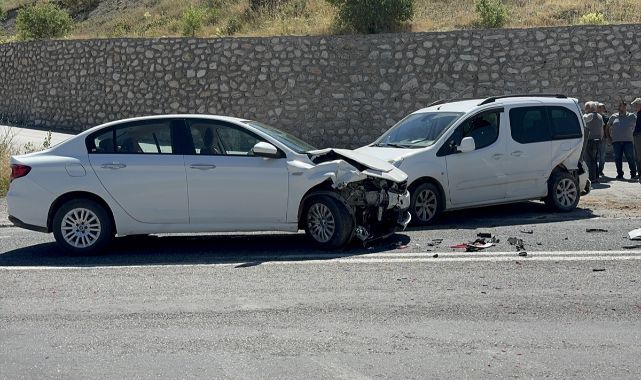 Otomobil ile hafif ticari araç çarpıştı