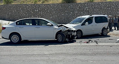 Otomobil ile hafif ticari araç çarpıştı