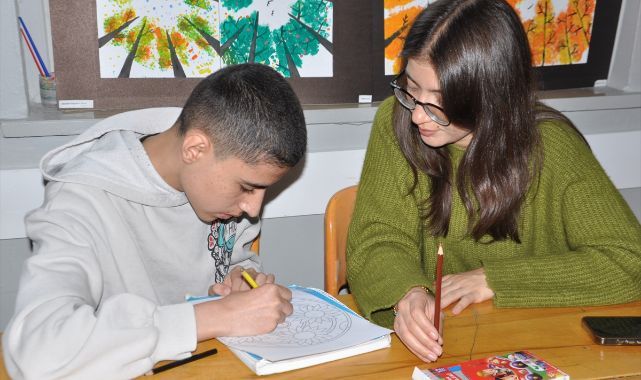 Özel gereksinimli öğrenciler resim yaparak sosyalleşiyor