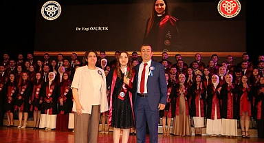 Profesör anne babanın gurur günü! Kızları da doktor oldu   