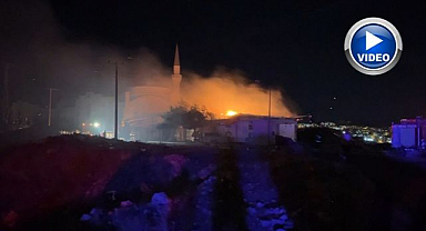 Rüzgarın büyüttüğü yangında 3 iş yeri hasar gördü