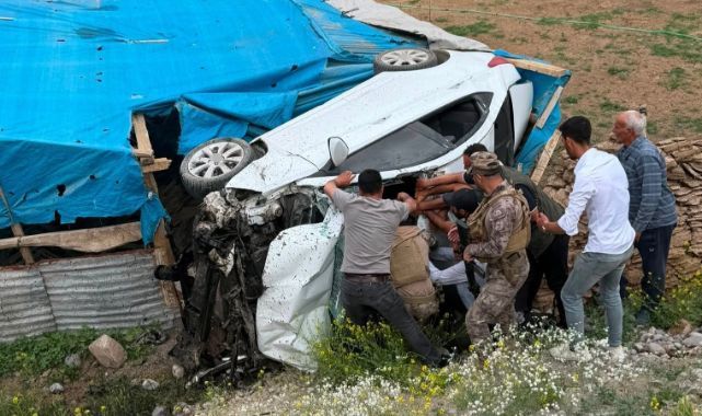 Şarampole devrilen otomobilden sağ çıktılar
