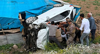 Şarampole devrilen otomobilden sağ çıktılar