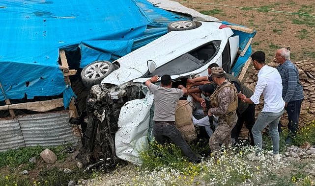 Şarampole devrilen otomobilden sağ çıktılar