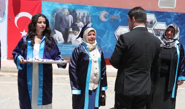 Şehit oğlunun isteğini yerine getirdi, 51 yaşında lise mezunu oldu