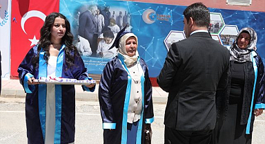 Şehit oğlunun isteğini yerine getirdi, 51 yaşında lise mezunu oldu