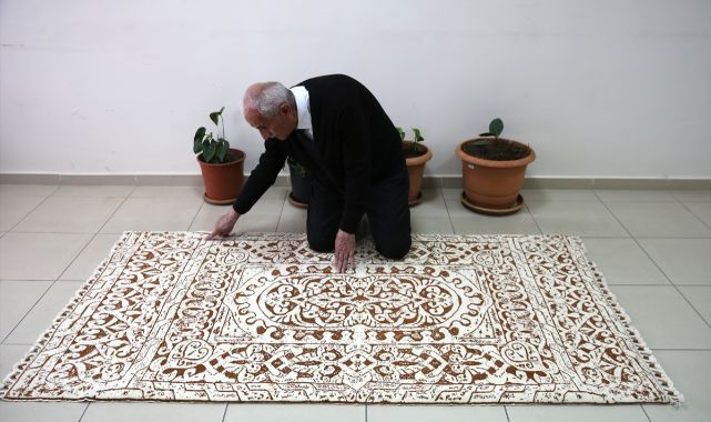 Selçuklu mezar taşındaki motifler 700 bin ilmekle halıya işlendi