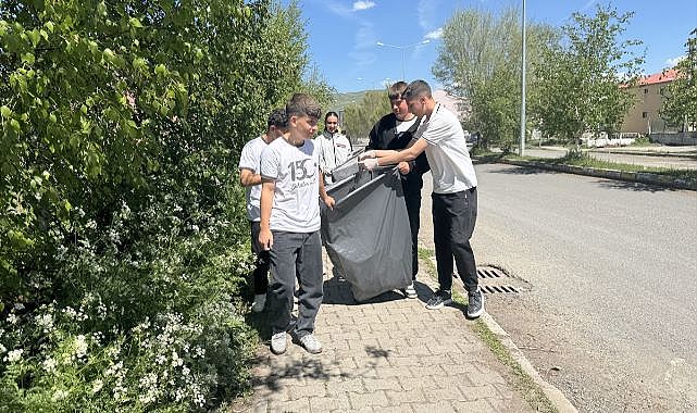 Sokakları temizlemek için kolları sıvadılar