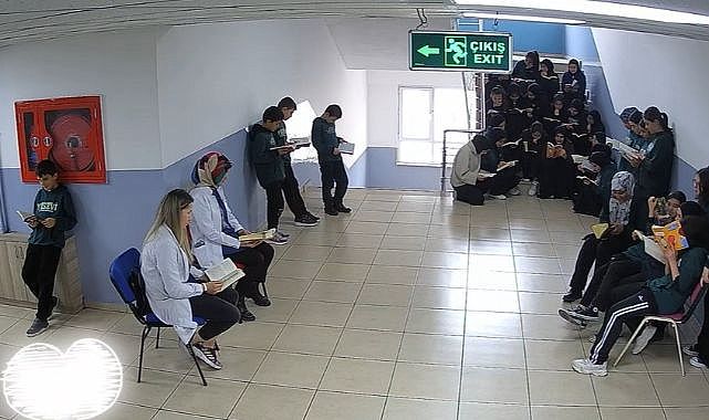 Sosyal deney öğrencileri kitaplarla buluşturdu
