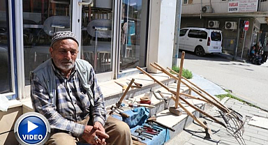 Tarım aletlerini kaldırıma dizdi, satışa çıkardı