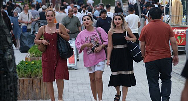 Tatile gelen İranlı turistler esnafın yüzünü güldürdü