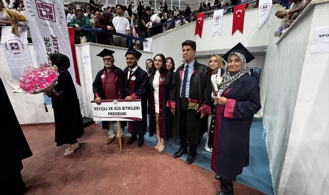 Torunları yaşındaki gençlerle mezuniyet sevincini yaşadılar