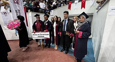 Torunları yaşındaki gençlerle mezuniyet sevincini yaşadılar