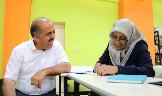 Torununa masal okuyabilmek için okuma yazma öğrendi