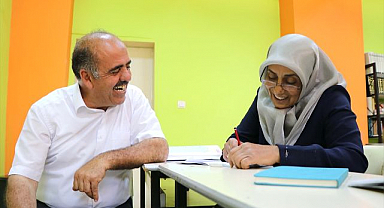 Torununa masal okuyabilmek için okuma yazma öğrendi