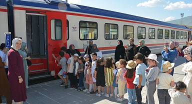 Tren yolculuğu yaparak gönüllerince eğlendiler