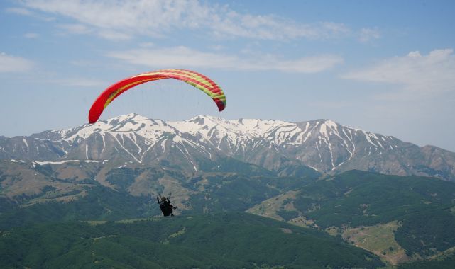 Türkiye yamaç paraşütü mesafe yarışması başladı