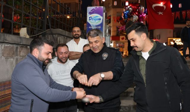 Tütünü bıraktı, Erzurum Emniyet Müdürüyle birlikte sigaraları kırdı