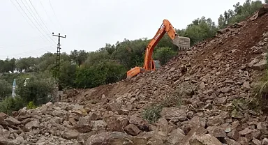 Uzundere'de kaya düşmesi riskine karşı dev çalışma