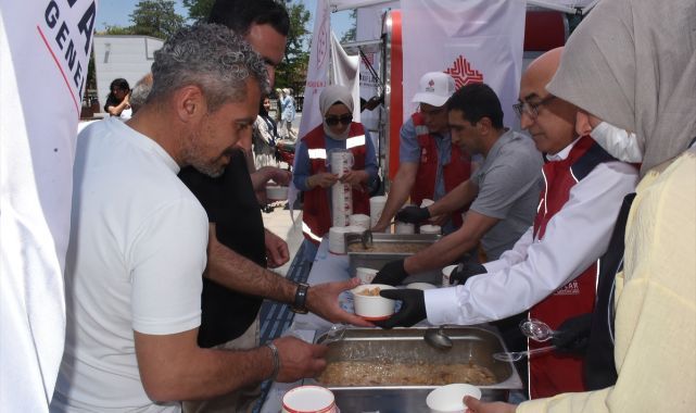 Vakıflardan 3 ilde 12 bin kişiye aşure ikramı
