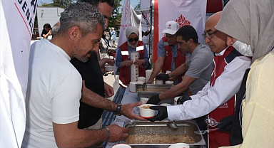 Vakıflardan 3 ilde 12 bin kişiye aşure ikramı