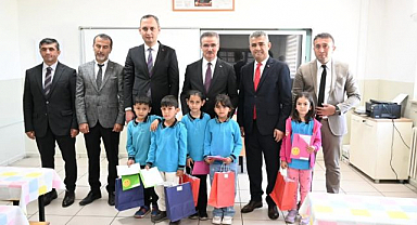 Vali Baruş öğrencilerin karne heyecanına ortak oldu   