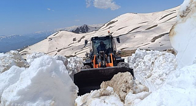 Yaz ortasında karla mücadele çalışması sürüyor