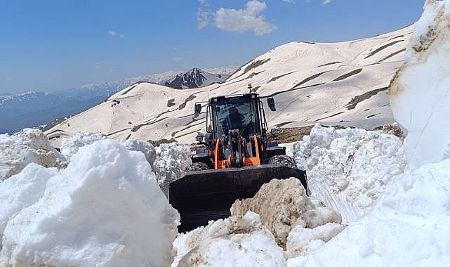 Yaz ortasında karla mücadele çalışması sürüyor