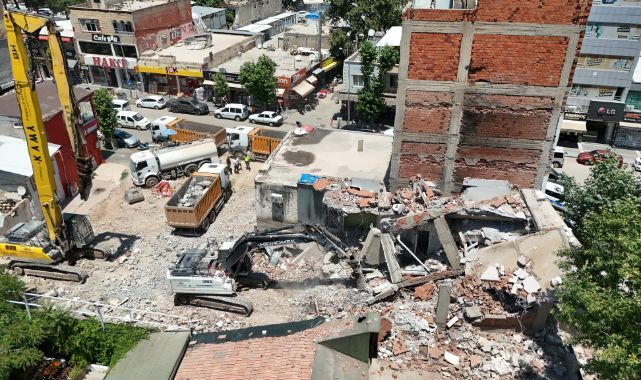 Yıkılan binanın parçaları iş yerinin üzerine düştü   