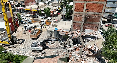 Yıkılan binanın parçaları iş yerinin üzerine düştü   