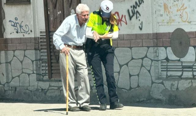 Yürek ısıtan an: Polis yaşlı adama destek oldu
