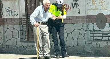 Yürek ısıtan an: Polis yaşlı adama destek oldu