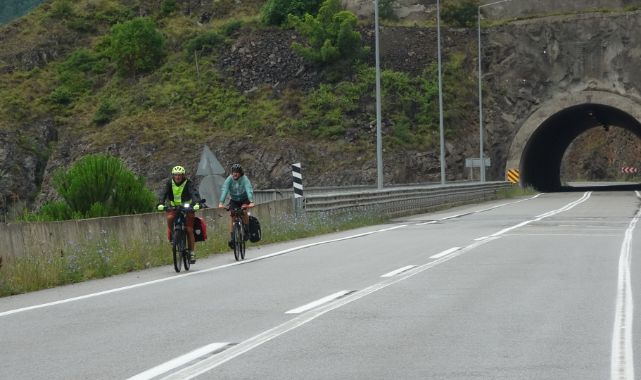 50 yaşında aldığı ilk bisikletiyle yollara düştü 