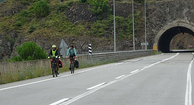 50 yaşında aldığı ilk bisikletiyle yollara düştü 