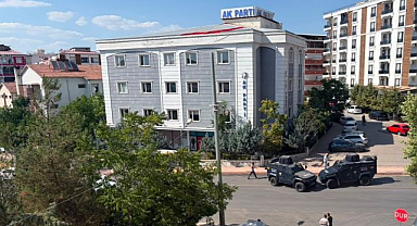 AK Parti İl Başkanlığı önünde şüpheli çanta alarmı!