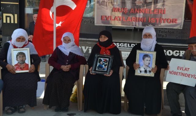 Annelerin evlat nöbeti devam ediyor