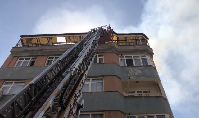 Apartmanın çatı katında korkutan yangın