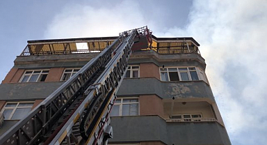 Apartmanın çatı katında korkutan yangın