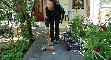 Atık malzemelerle çocukluk oyuncaklarını yaşatıyor!