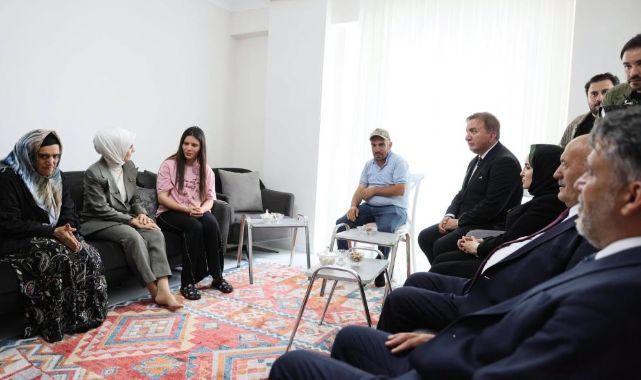 Bakan Göktaş'tan fedakar ablaya ev tapusu