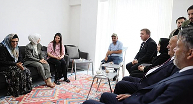 Bakan Göktaş'tan fedakar ablaya ev tapusu