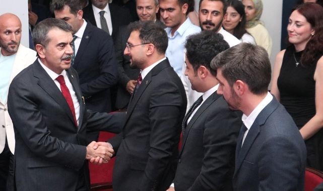 Bakan Tekin Erzurum'da öğretmen adaylarıyla buluştu